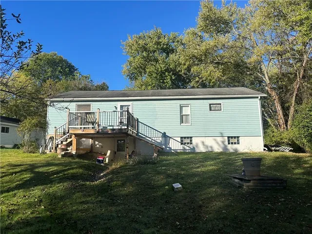 a view of a house with backyard