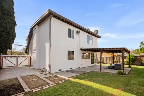 a view of a house with backyard