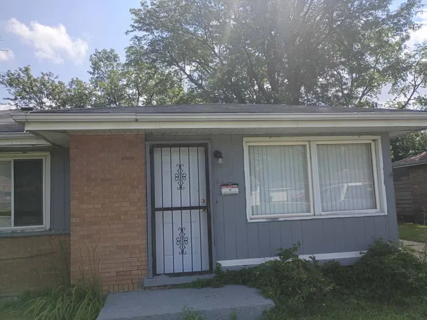front view of house with a yard
