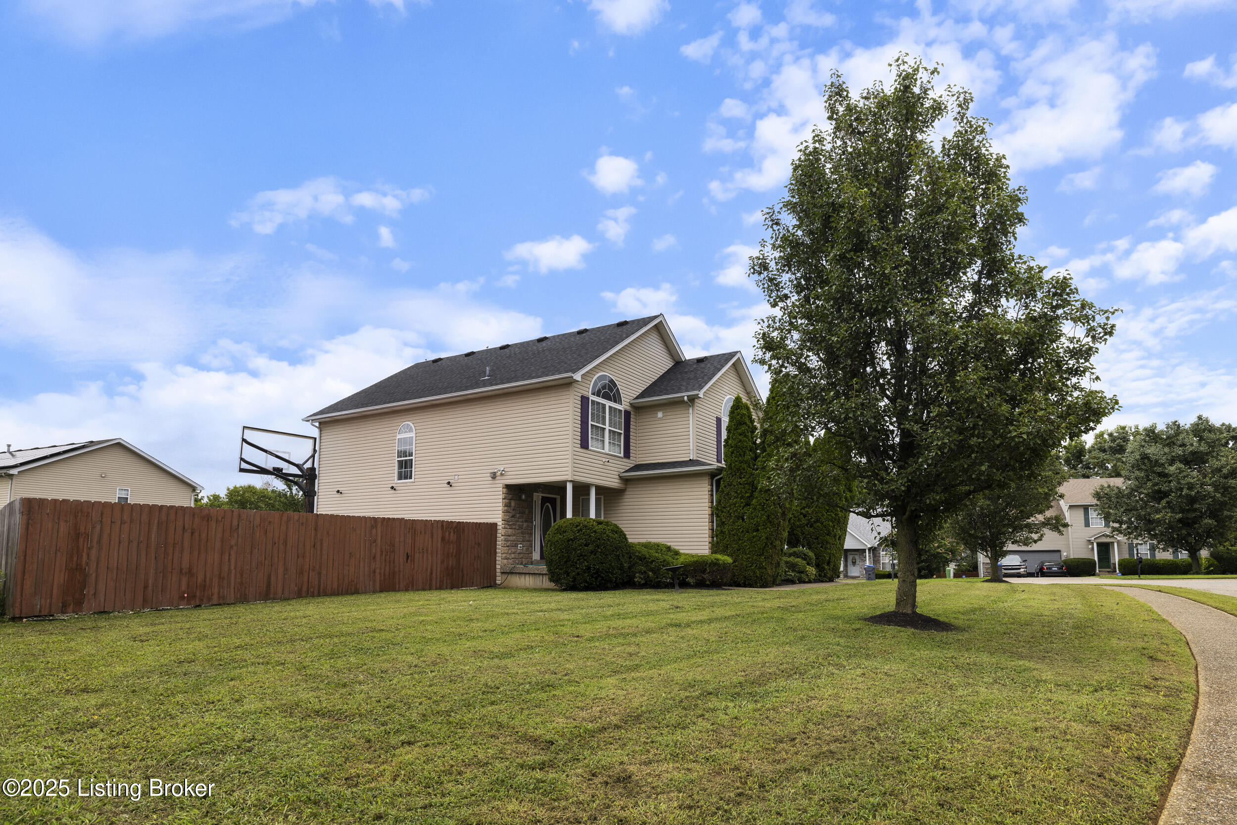7824 Lariat Road Louisville, KY 40219 - Photo 2 of 48 3U8A8933