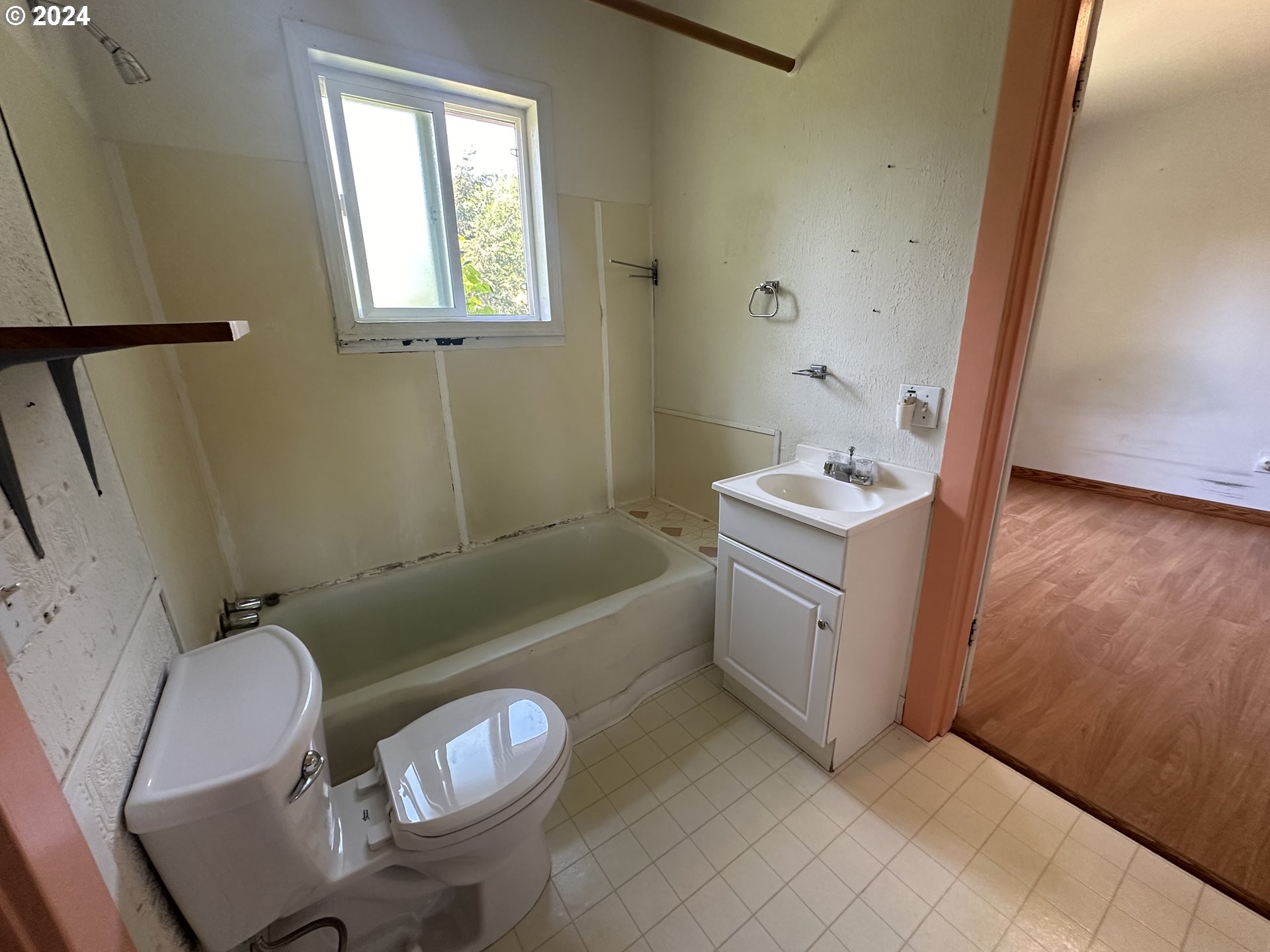 98368 Bridge Lane Myrtle Point, OR 97458 - Photo 17 of 37 a bathroom with a sink toilet and a bathtub