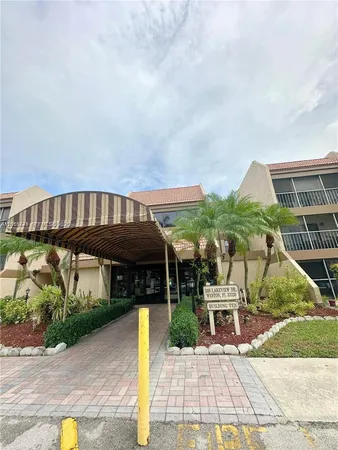 $2,300 | 240 Lakeview Drive, Unit 212, Weston, FL 33326