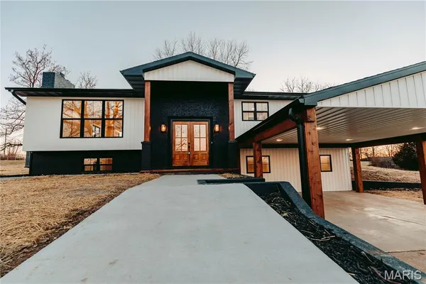 $420,000 | 30963 North 63rd Highway, Vienna, MO 65582