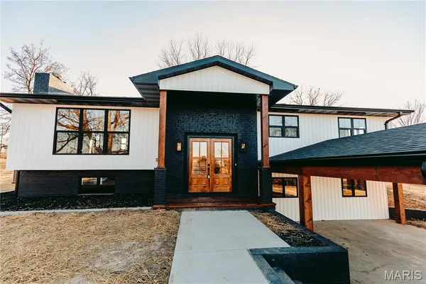 $420,000 | 30963 North 63rd Highway, Vienna, MO 65582