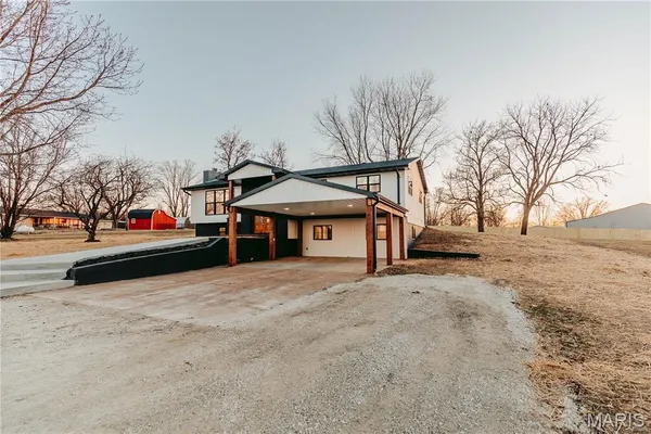 $420,000 | 30963 North 63rd Highway, Vienna, MO 65582