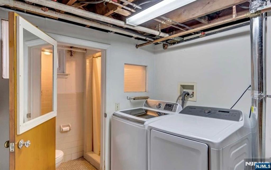 602 Studio Road Ridgefield, NJ 07657 - Photo 10 of 10 a utility room with dryer and washer