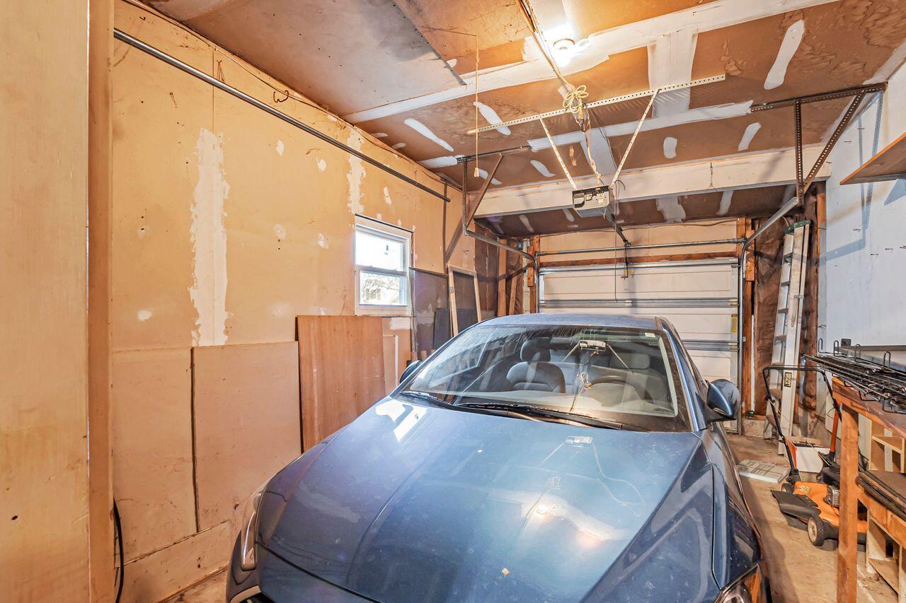 825 Eliots Oak Road Columbus, OH 43228 - Photo 25 of 29 ATTACHED GARAGE