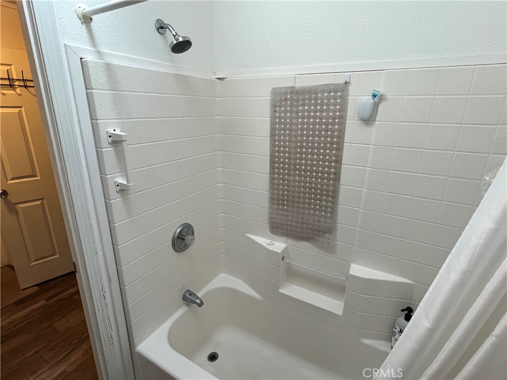 39950 7 Oaks Road, Unit 41 Angelus Oaks, CA 92305 - Photo 24 of 27 a bathroom with a bathtub