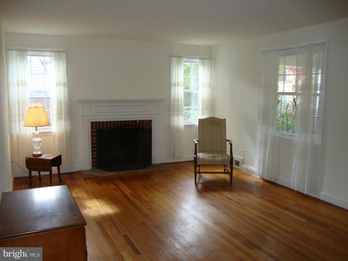 607 Round Oak Road Towson, MD 21204 - Photo 15 of 25 Living Room