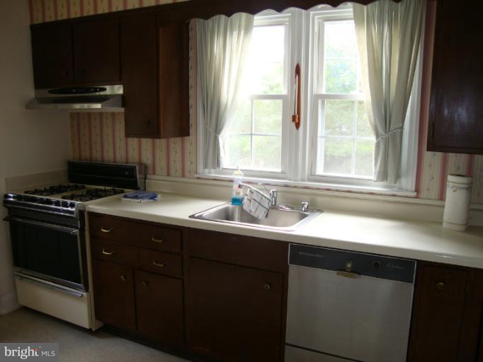 607 Round Oak Road Towson, MD 21204 - Photo 16 of 25 Kitchen