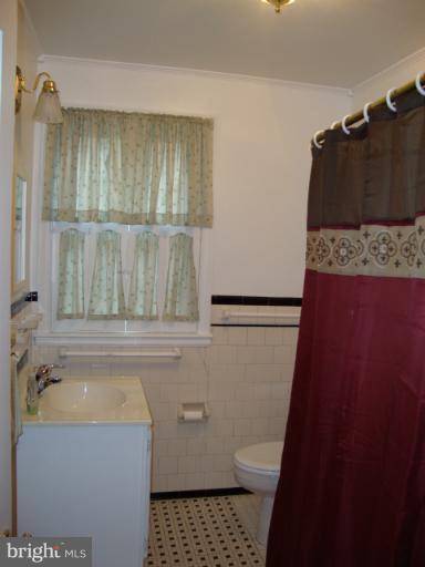 607 Round Oak Road Towson, MD 21204 - Photo 3 of 25 Bath