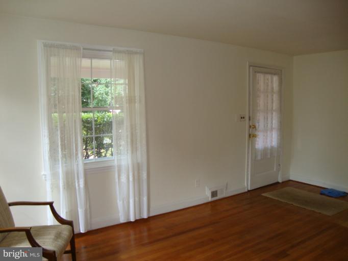 607 Round Oak Road Towson, MD 21204 - Photo 5 of 25 Living Room