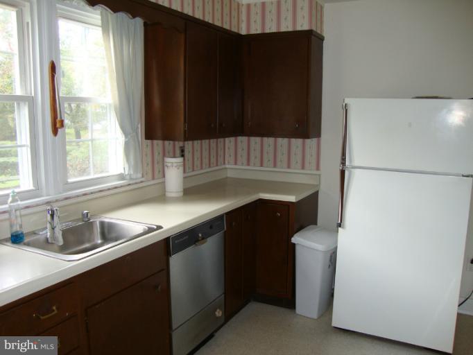607 Round Oak Road Towson, MD 21204 - Photo 6 of 25 Kitchen
