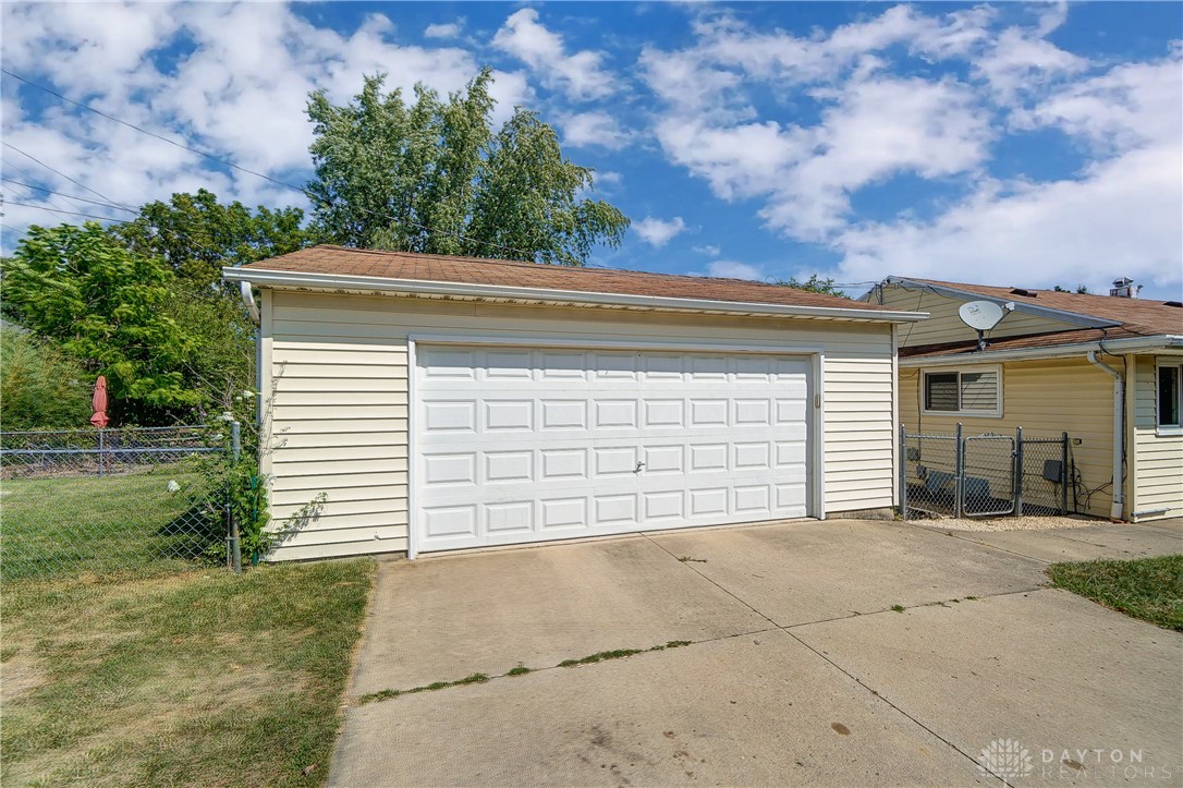 1645 Brownleigh Road Dayton, OH 45429 - Photo 3 of 40