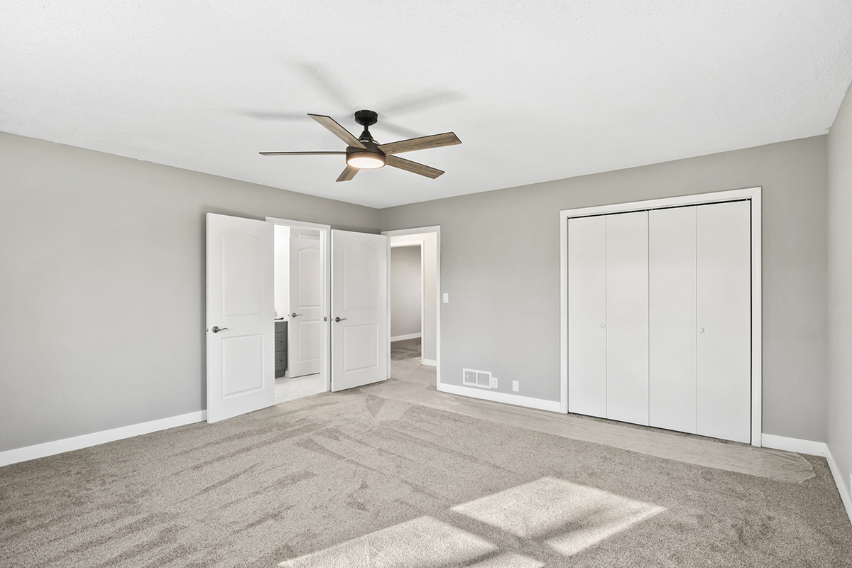 12945 Smith Road Manhattan, IL 60442 - Photo 20 of 43 a view of room with a ceiling fan and hardwood floor