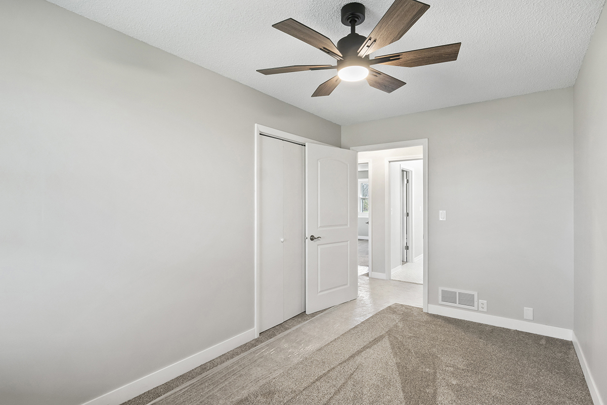12945 Smith Road Manhattan, IL 60442 - Photo 26 of 43 an empty room with closet and a ceiling fan