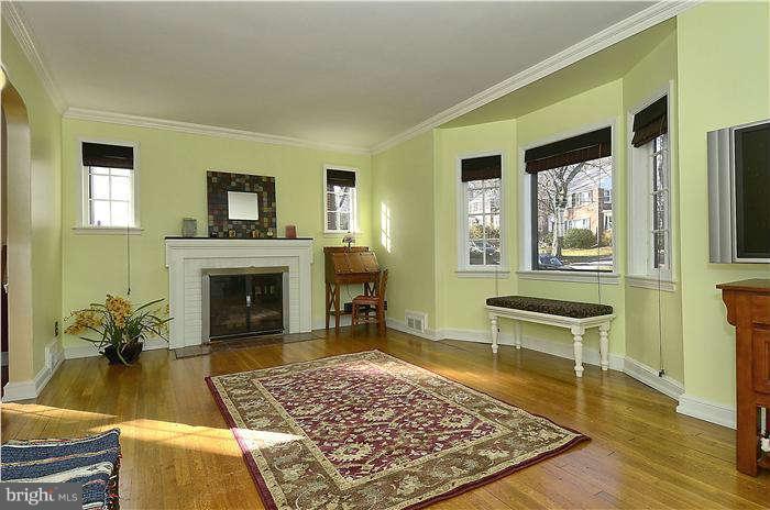 406 Mansfield Road Silver Spring, MD 20910 - Photo 4 of 6 Living Room