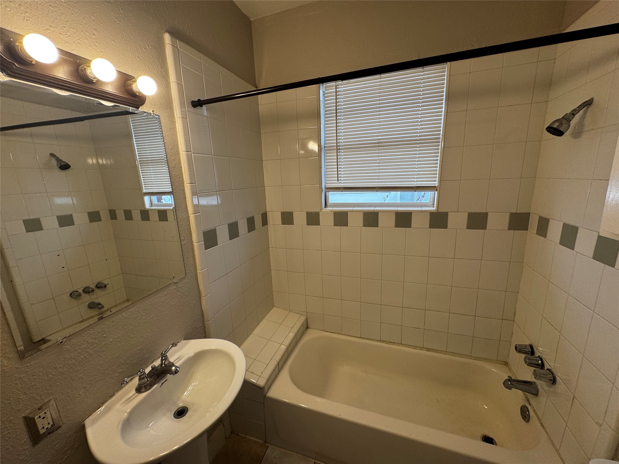 4510 La Branch Street, Unit 4 Houston, TX 77004 - Photo 5 of 8