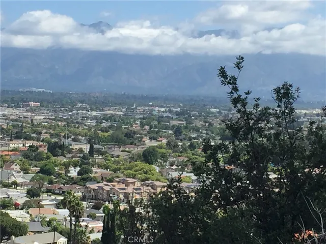 a view of a yard of the house