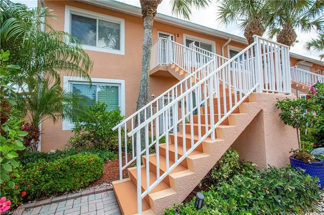 a view of a house with backyard and deck