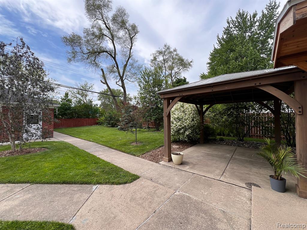 8488 Harding Center Line, MI 48015 - Photo 8 of 42
