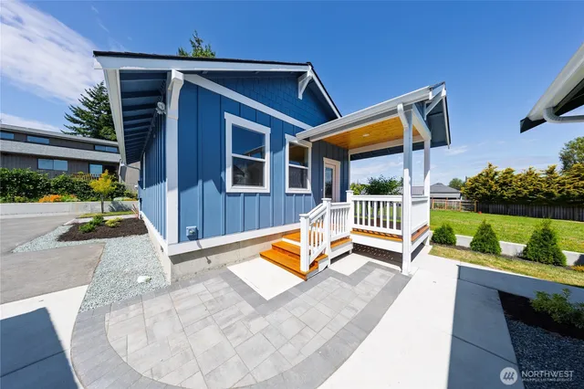 a view of back yard of the house