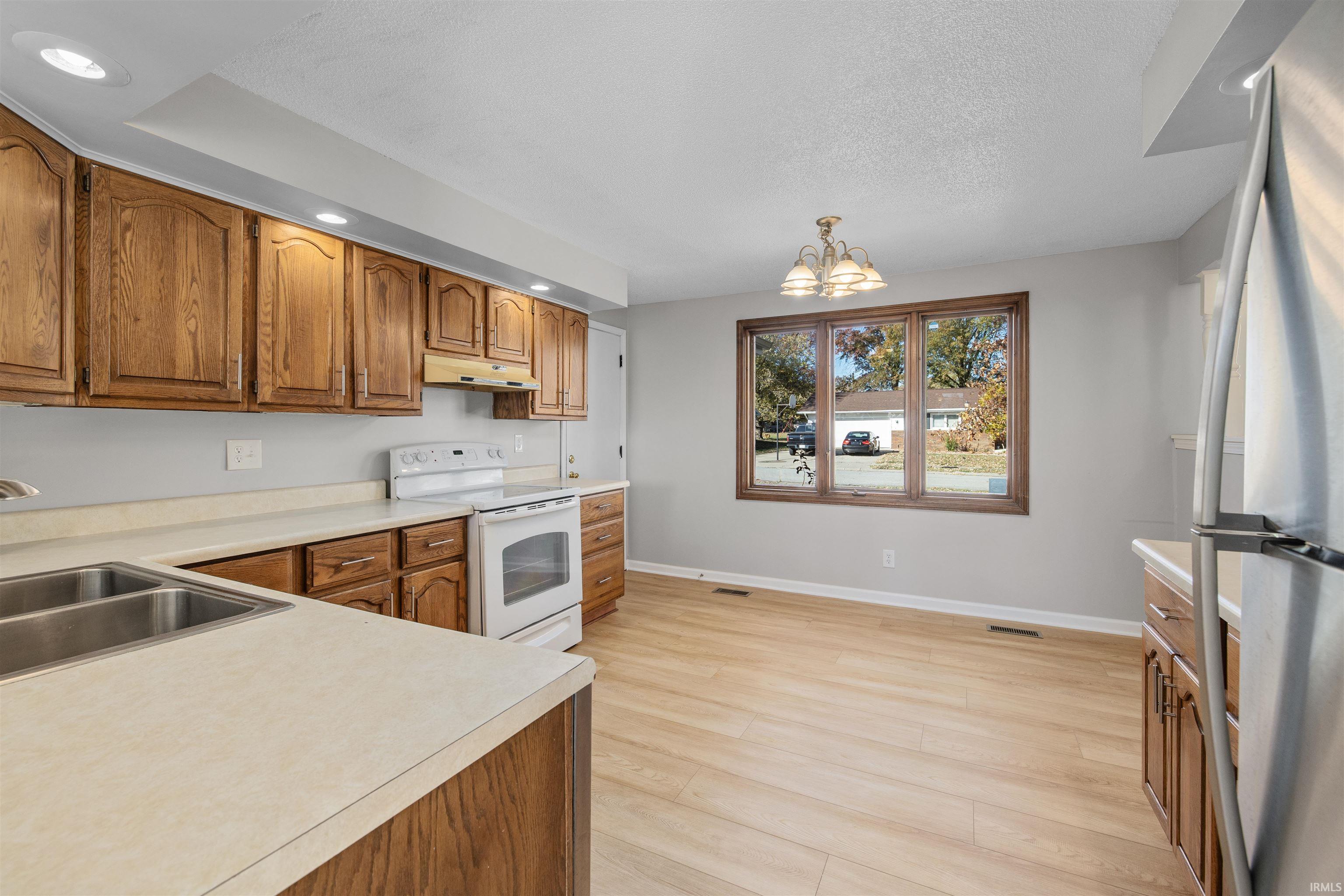 805 Wolverton Drive Fort Wayne, IN 46825 - Photo 9 of 25