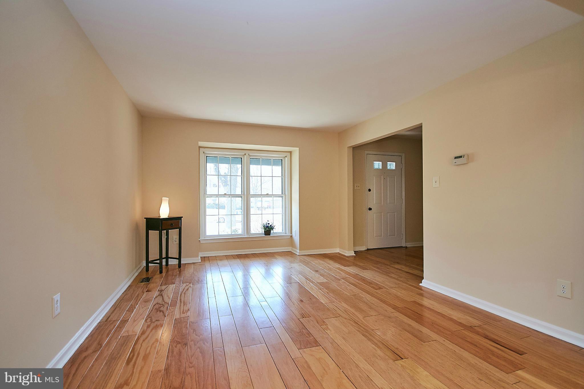 4307 Cub Run Road Chantilly, VA 20151 - Photo 10 of 30 Living Room