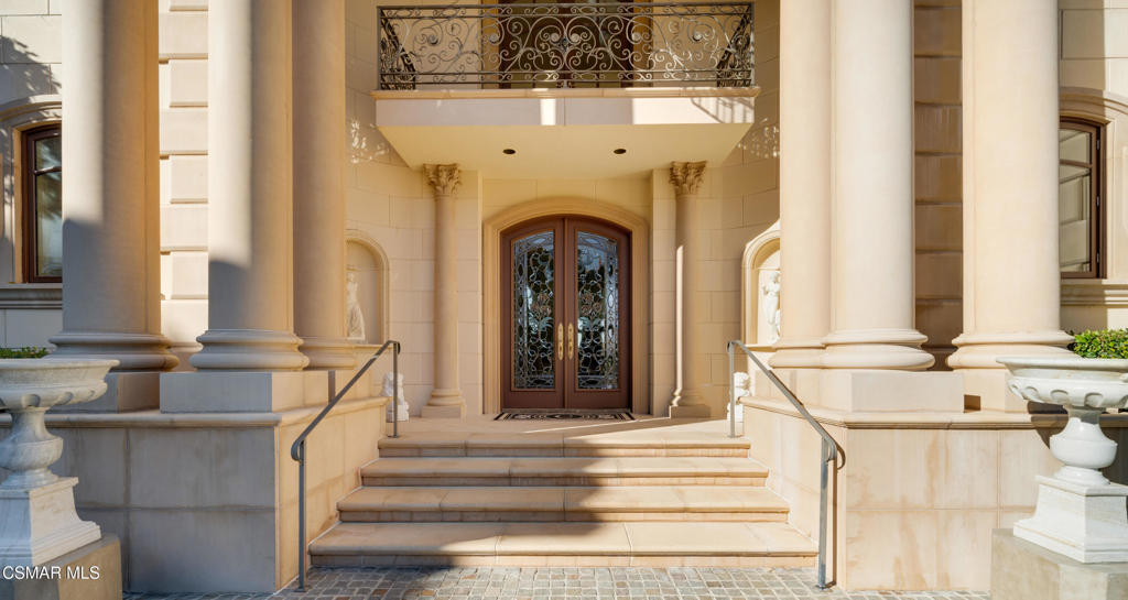 900 West Stafford Road Thousand Oaks, CA 91361 - Photo 19 of 79 a view of a entryway of the house