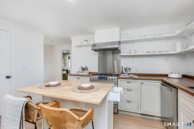 $885,000 | 124 Wolfpit Road, Wilton, CT 06897