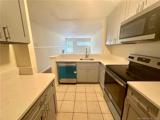 $1,700 | 3699 Broadbridge Avenue, Unit 132, Stratford, CT 06614