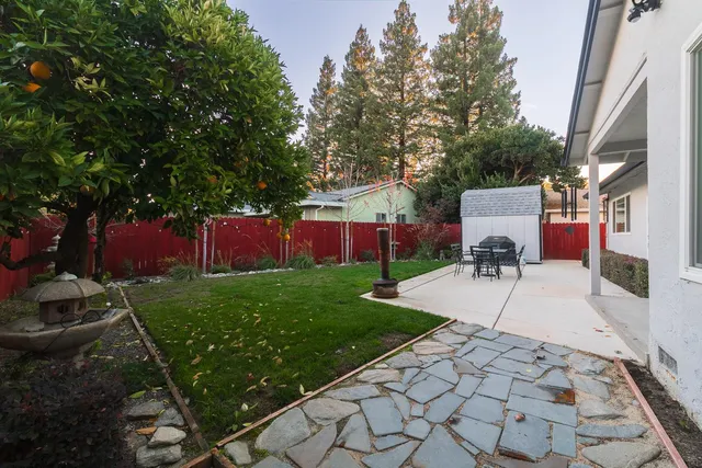 a view of a entrance gate of the house