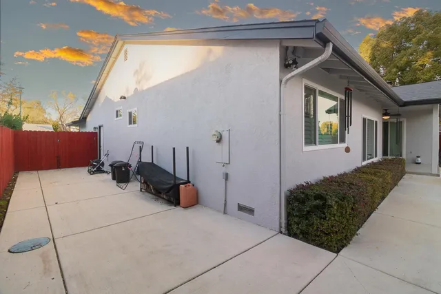 a view of a house with backyard and sitting area