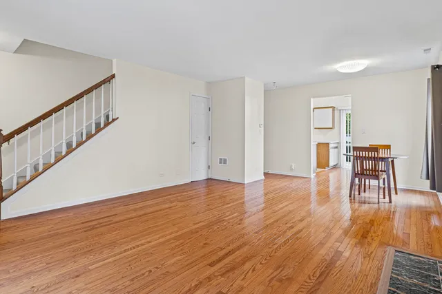 $2,500 | 1725 Pickwick Lane, Glenview, IL 60026