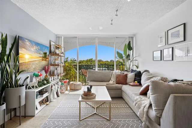 $2,450 | 2150 Southwest 16th Avenue, Unit 402, Miami, FL 33145