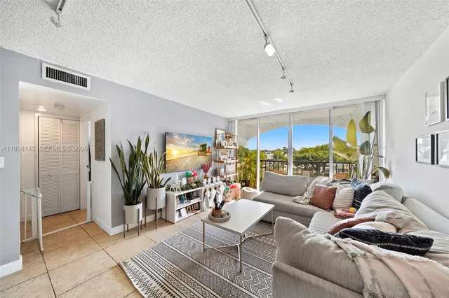 $2,450 | 2150 Southwest 16th Avenue, Unit 402, Miami, FL 33145