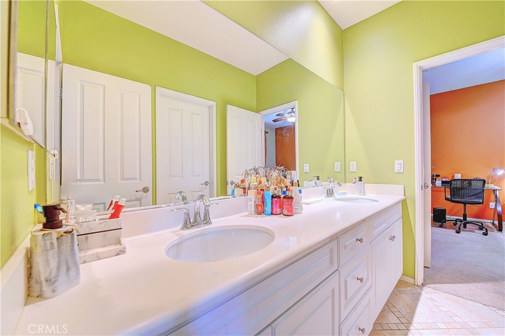 3306 Ridge Park Court Long Beach, CA 90755 - Photo 3 of 6 2nd Floor Jack-and-Jill bathroom