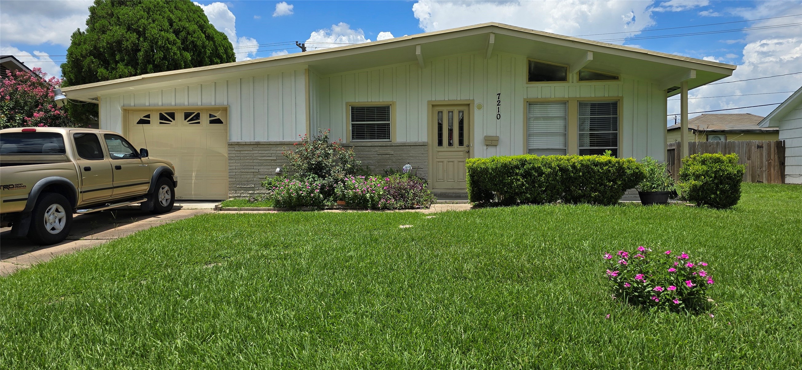 7210 Leader Street Houston, TX 77074 - Photo 2 of 36