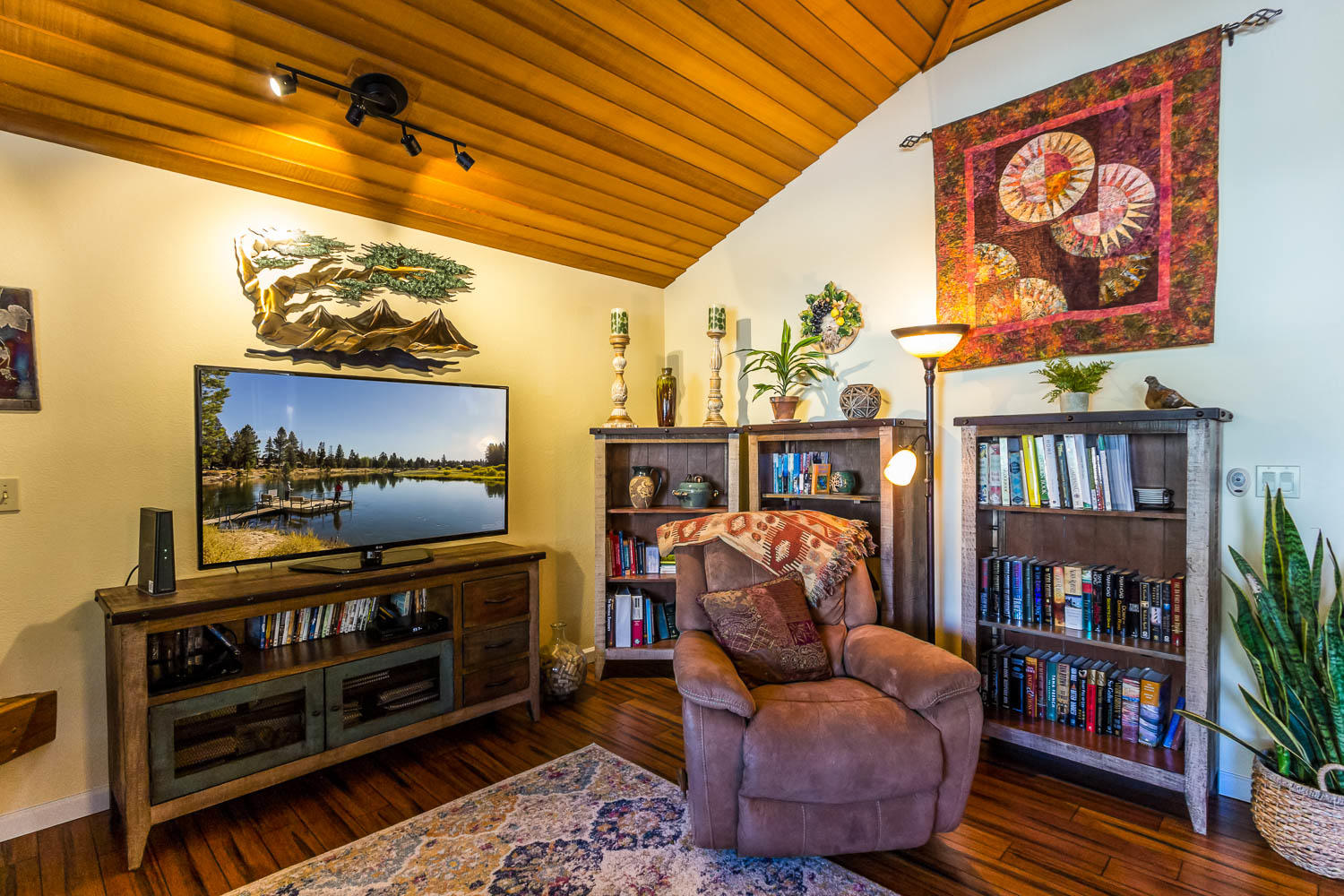 17704 Rogue Lane Sunriver, OR 97707 - Photo 8 of 26 a bedroom with furniture and a book shelf