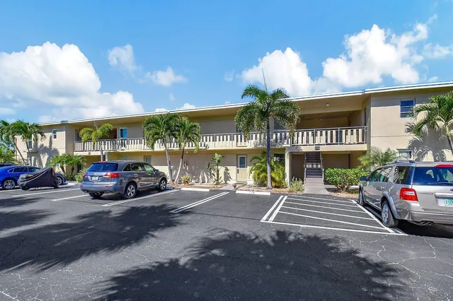 $105,000 | 315 Circle Drive South, Unit 102, Boynton Beach, FL 33435