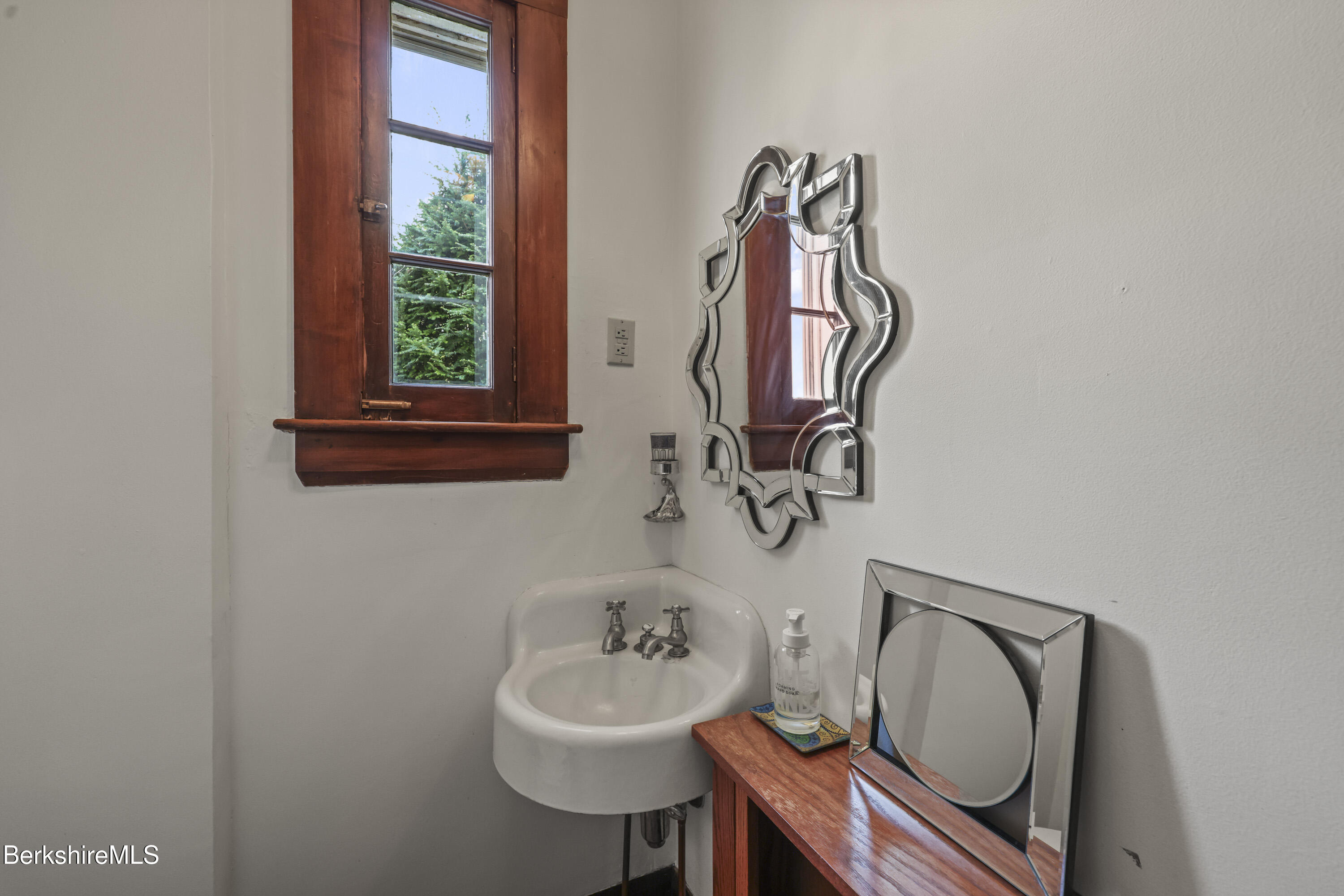 68 Colt Road Pittsfield, MA 01201 - Photo 14 of 49 Powder Room