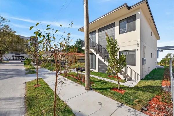 a view of a house with a yard