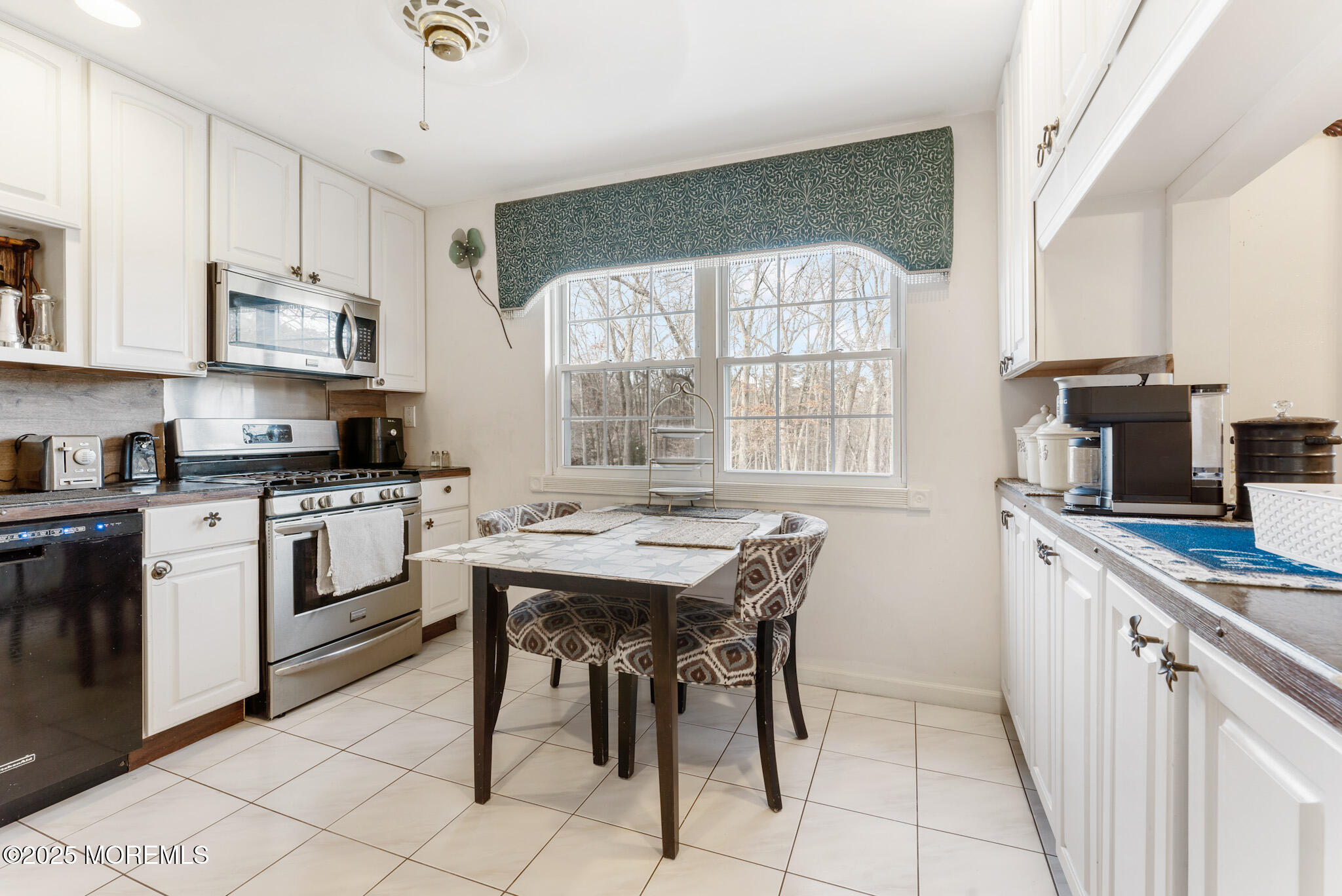 4 Yorkshire Drive Jackson, NJ 08527 - Photo 20 of 58 a kitchen that has a table and chairs in it