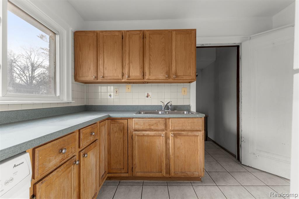 21551 Edison Street Dearborn, MI 48124 - Photo 16 of 29