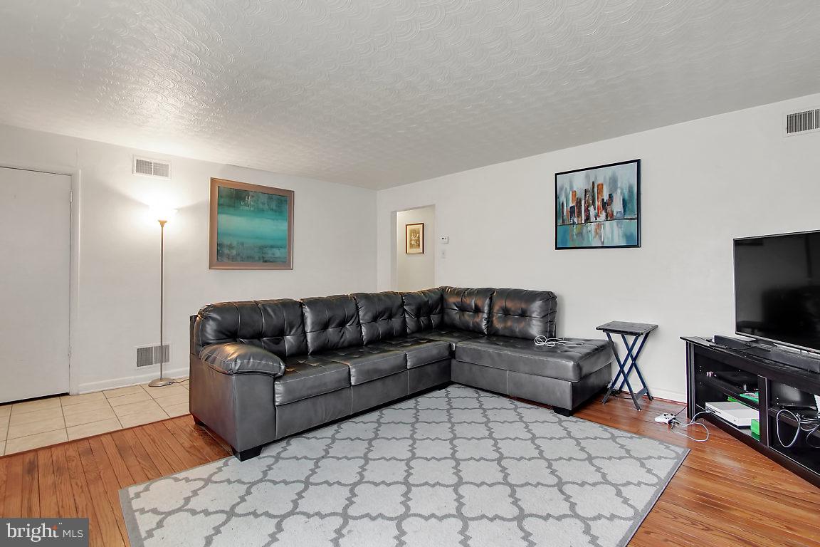 2144 Fineview Road York, PA 17406 - Photo 3 of 14 Living Room
