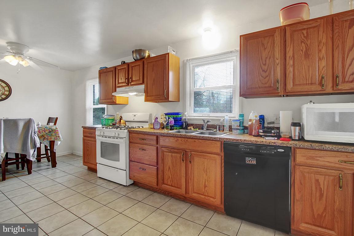 2144 Fineview Road York, PA 17406 - Photo 4 of 14 Kitchen