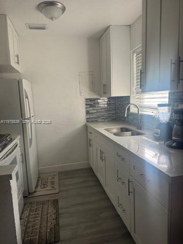 850 Northwest 84th Street Miami, FL 33150 - Photo 3 of 10 a bathroom with double vanity and a sink