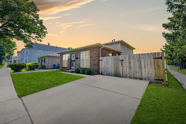 a view of a house with a yard