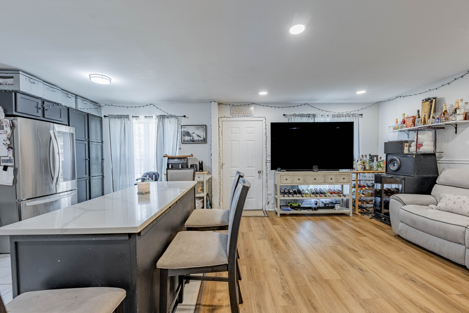 7747 West 62nd Street Summit, IL 60501 - Photo 8 of 23 a living room with furniture and a flat screen tv