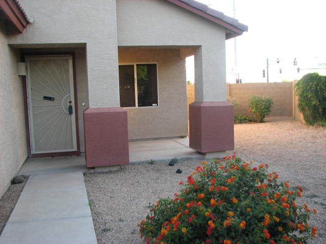 6633 West Riva Road Phoenix, AZ 85043 - Photo 3 of 15 Front Patio